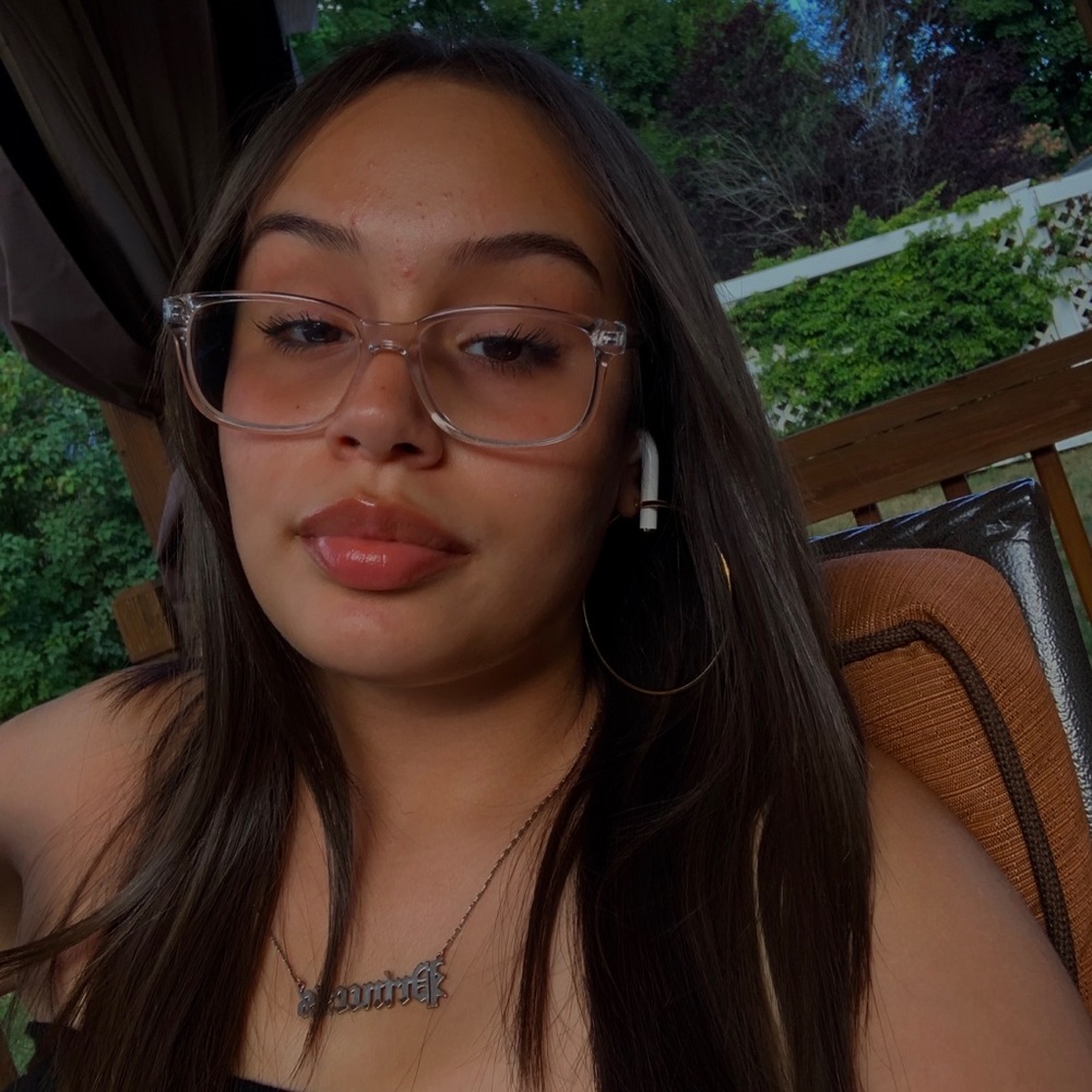 Meet your Posher, Nayelis